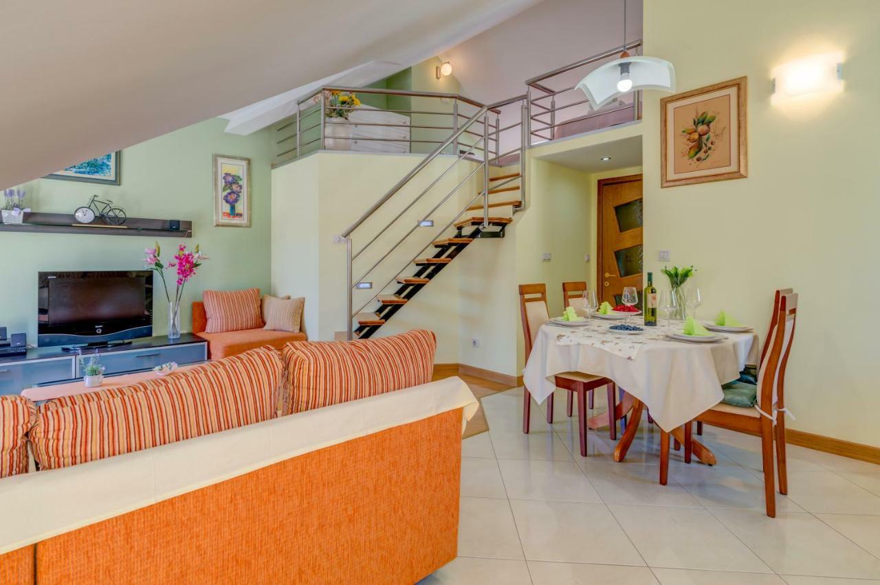 Natali Apartment Omis Bagian luar foto