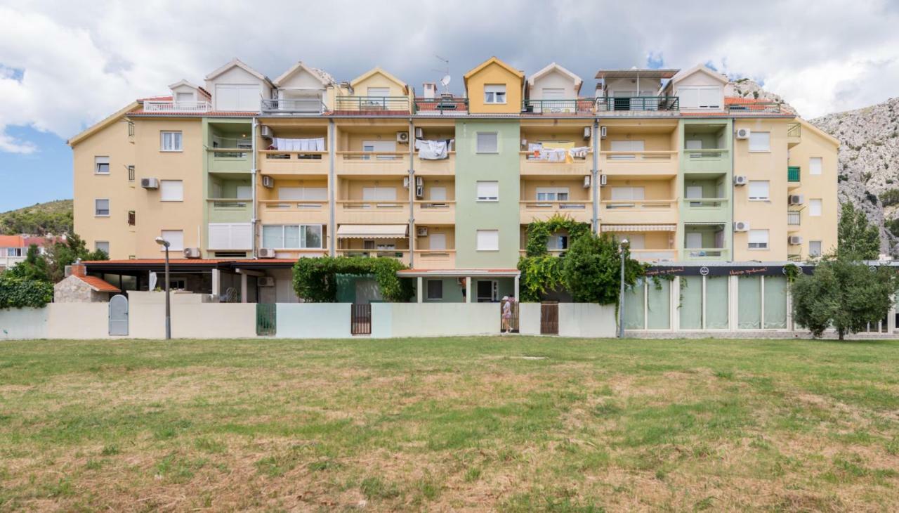 Natali Apartment Omis Bagian luar foto