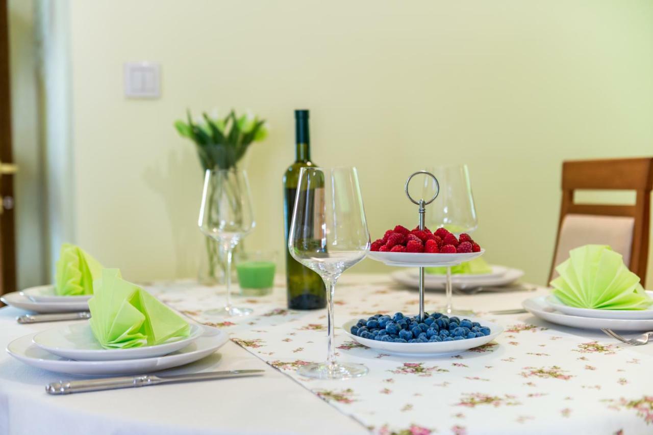 Natali Apartment Omis Bagian luar foto